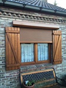 Omnisolutions - houten raam met voorzetrolluik en slagluiken