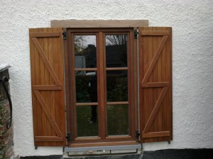Omnisolutions - houten raam met slagluiken